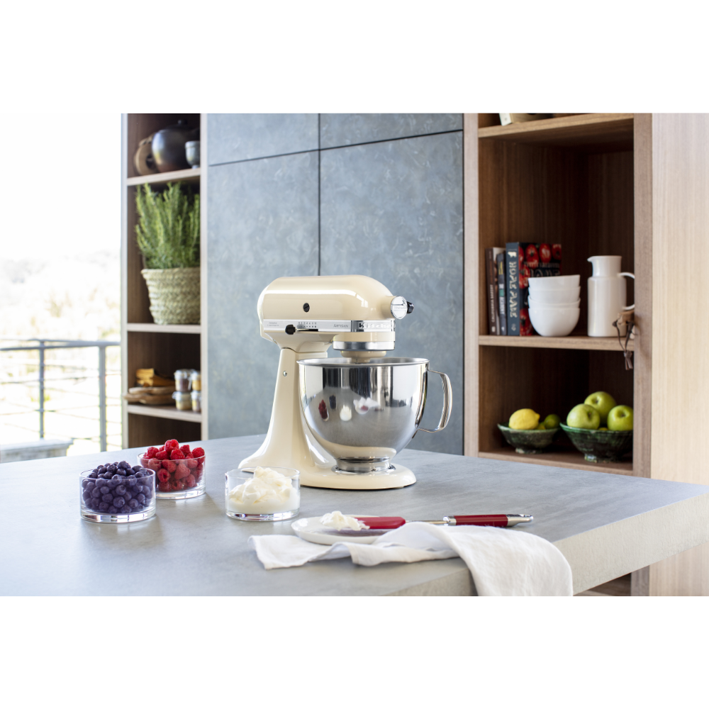 מיקסר שולחני 4.8 ליטר KitchenAid 5KSM125 צבע שקד תמונת אווירה