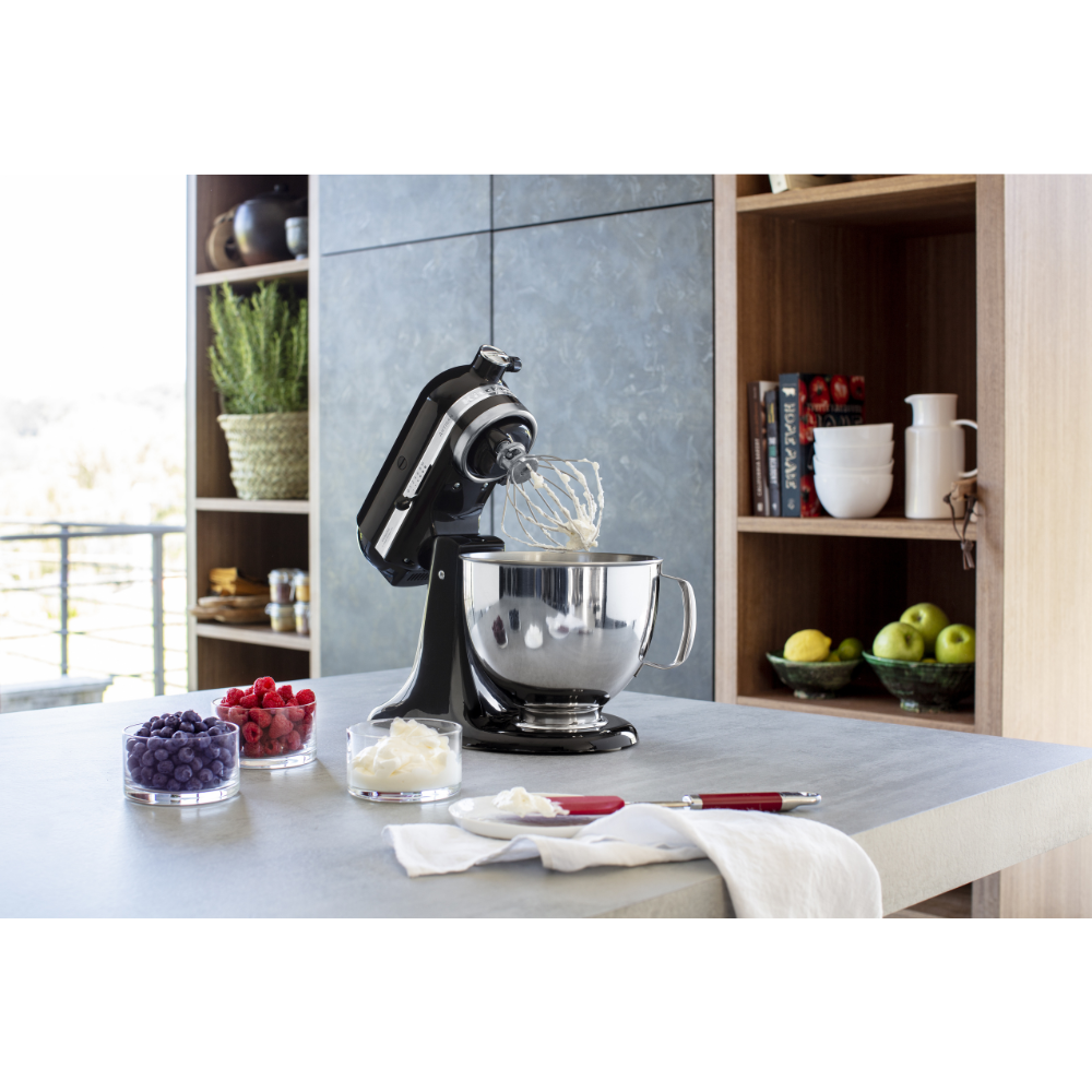 מיקסר שולחני 4.8 ליטר KitchenAid 5KSM125 צבע שחור תמונת אווירה